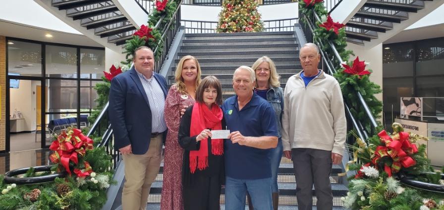 Spalding County Pickleball Association Makes 十大网赌平台推荐 基金会 Scholarship Donation